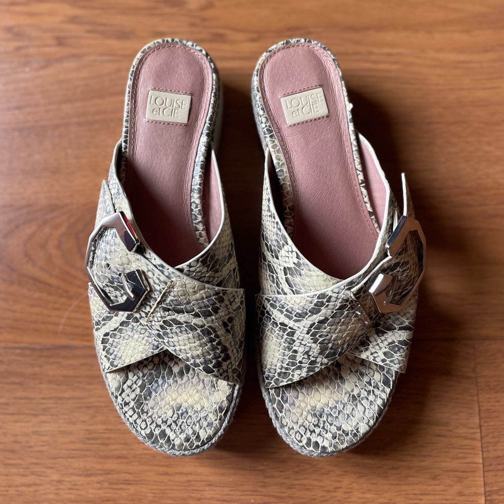 “LOUISE ET CIE” “CASSIA” BUBBLE SNAKE PRINT SLIDES.
Size: 6.5  EUC